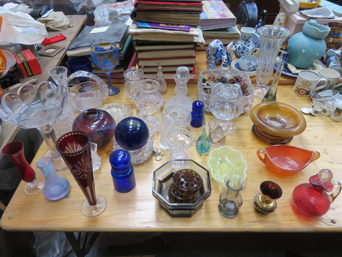 MIXED LOT OF VARIOUS COLOURED AND OTHER GLASSWARE