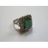 18ct WHITE GOLD DRESS RING SET WITH CENTRAL EMERALD SURROUNDED BY CLEAR STONES