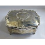 PRETTY HALLMARKED SILVER JEWELLERY BOX WITH HINGED COVER AND GREEN FELT LINED INTERIOR,