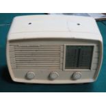 VINTAGE CREAM COLOURED BAKELITE LITTLE MAESTRO RADIO