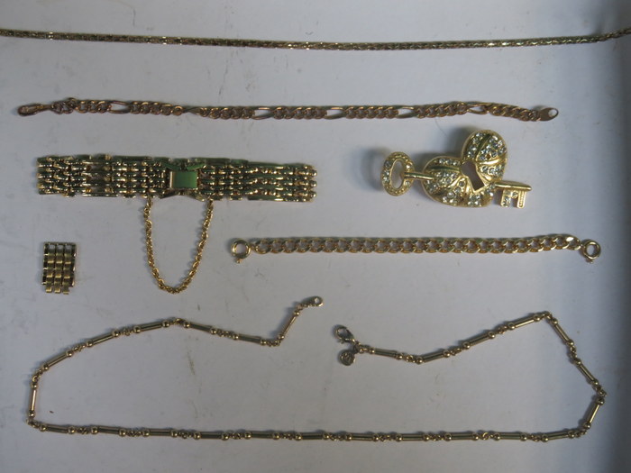 SMALL MIXED LOT OF GOLD COLOURED COSTUME JEWELLERY