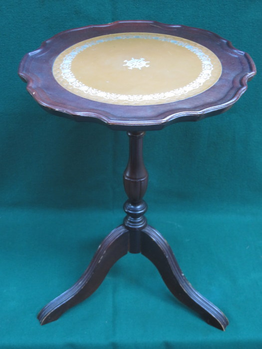 REPRODUCTION TRIPOD WINE TABLE