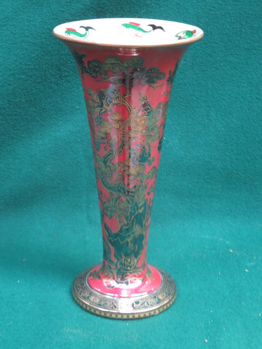 WEDGWOOD GLAZED FAIRYLAND LUSTRE VASE WITH GILDED FIRBOLGS AND THUMBELINA DECORATION AND FISH TO