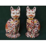 PAIR OF ORIENTAL, HANDPAINTED AND GILDED CERAMIC CATS, DECORATED IN THE IMARI PALATTE,