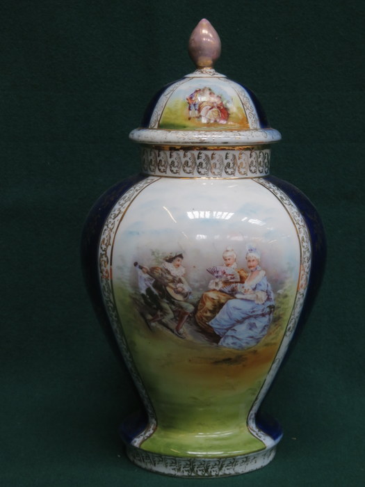 CONTINENTAL STYLE GILDED CERAMIC GINGER JAR WITH COVER