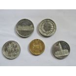 FOUR VARIOUS QUEEN VICTORIA SILVER COLOURED COMMEMORATIVE COINS PLUS GOLD COLOURED QUEEN VICTORIA