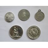 FOUR VARIOUS SILVER COLOURED COMMEMORATIVE COINS PLUS GEORGE V 1827 COMMEMORATIVE CALENDAR COIN