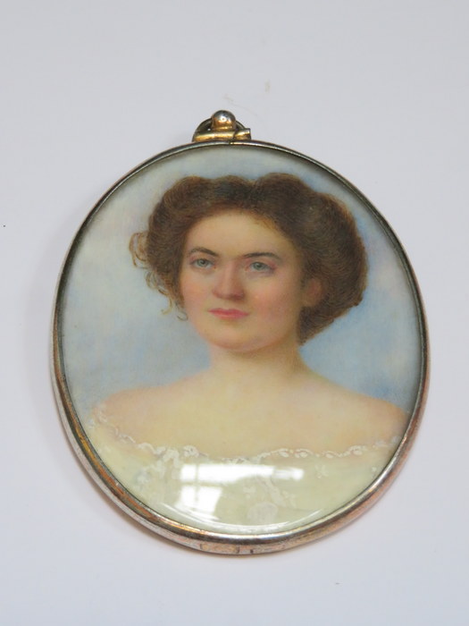 OVAL MINIATURE PORTRAIT OF A 19th CENTURY LADY