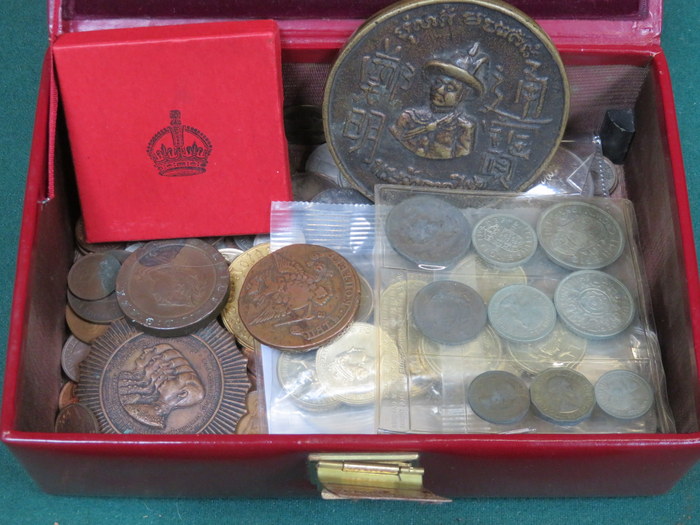 CASE CONTAINING COINAGE INCLUDING OLD CARTWHEEL PENNIES, COMMEMORATIVE MEDALLION, ETC.