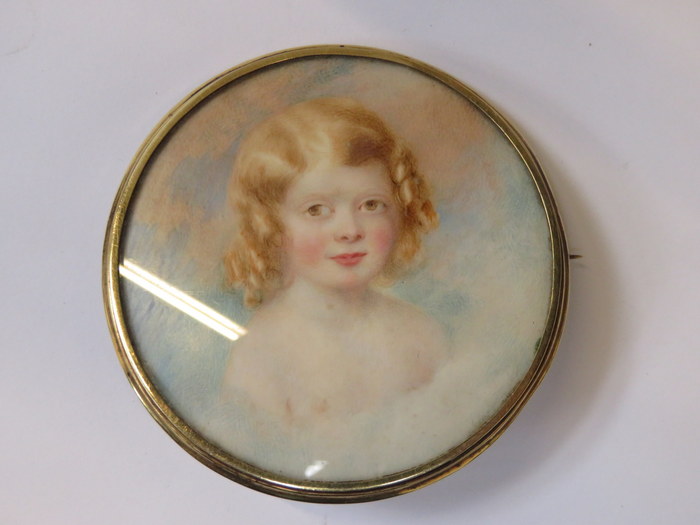 18th/19th CENTURY MINIATURE CIRCULAR PORTRAIT OF A CHILD WITHIN CIRCULAR YELLOW METAL BROOCH