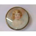 18th/19th CENTURY MINIATURE CIRCULAR PORTRAIT OF A CHILD WITHIN CIRCULAR YELLOW METAL BROOCH