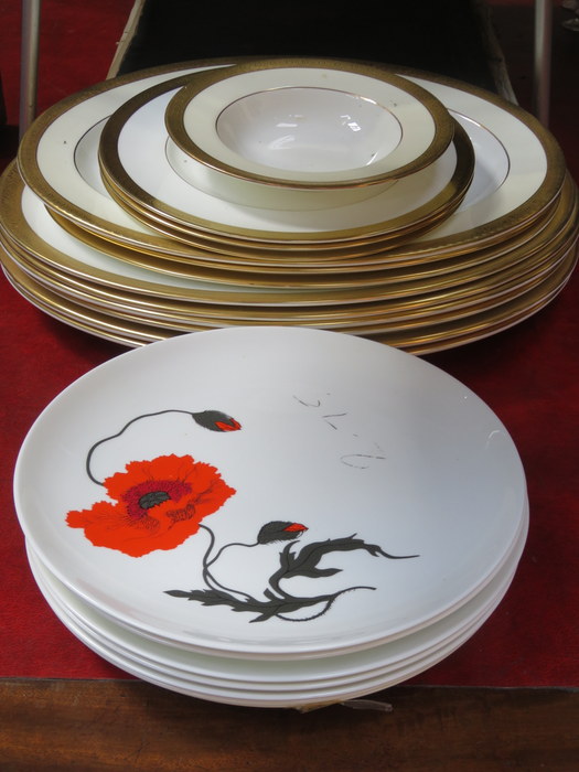 MIXED LOT OF GILDED DINNERWARE AND WEDGWOOD CORNPOPPY DINNER PLATES