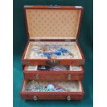 WOODEN JEWELLERY CASKET CONTAINING VARIOUS COSTUME JEWELLERY