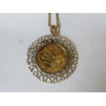 GOLD 1895 FULL SOVEREIGN WITHIN PENDANT SETTING ON GOLD CHAIN