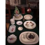 MIXED LOT INCLUDING EARLY HANDPAINTED CERAMIC TEAPOT PLUS OTHER SUNDRY CERAMICS