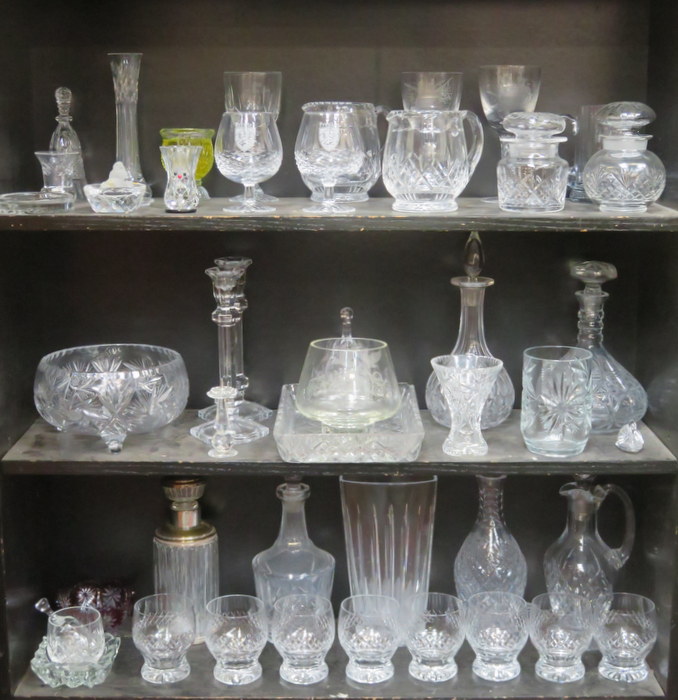 SUNDRY LOT OF GLASSWARE INCLUDING ETCHED AIR TWIST GLASSES, CANDLESTICKS, DECANTERS AND VASES, ETC.