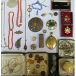 SUNDRY LOT OF VARIOUS COSTUME JEWELLERY, 9ct GOLD HAT PIN,