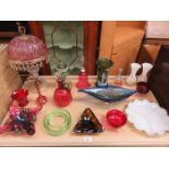 MIXED LOT OF VARIOUS COLOURED GLASSWARE INCLUDING MARY GREGORY VASE AND TABLE LAMP, ETC.