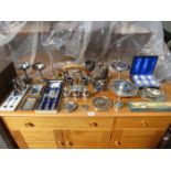 MIXED LOT OF VARIOUS SILVER PLATED WARE, SILVER HANDLED FLATWARE, ETC.