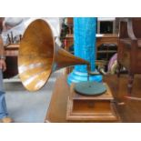 ZONOPHONE 1930s STYLE OAK TABLE TOPPED GRAMOPHONE WITH HORN