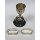 PAIR OF SMALL HALLMARKED SILVER NAPKIN RINGS AND HALLMARKED SILVER EGG CUP
