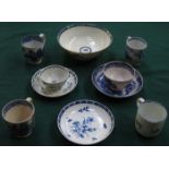 MIXED LOT OF EARLY BLUE AND WHITE CERAMICS INCLUDING TEA BOWLS, SAUCERS,