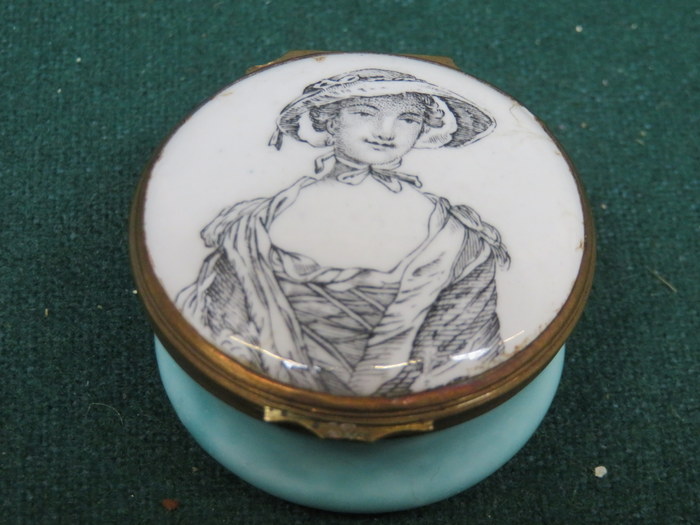 DECORATIVE ENAMELLED CIRCULAR BILSTON PILL BOX WITH ENAMEL