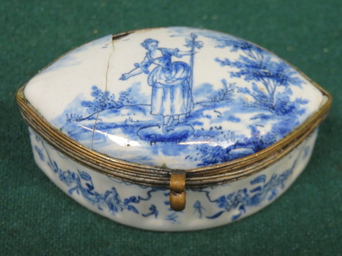 BLUE AND WHITE DELFT STYLE OVAL BILSTON PILL BOX (AT FAULT)