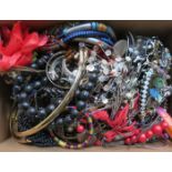 MIXED LOT OF VARIOUS COSTUME JEWELLERY