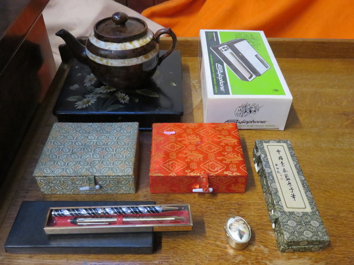 SUNDRY LOT INCLUDING LACQUERED BOX, CHINESE SEAL STAMPS AND VINTAGE PENS, ETC.