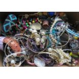 MIXED LOT OF VARIOUS COSTUME JEWELLERY