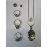 SUNDRY LOT OF SILVER COLOURED JEWELLERY INCLUDING DRESS RINGS, PENDANT ON CHAIN, ETC.