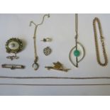 SUNDRY LOT OF GOLD COLOURED JEWELLERY INCLUDING BROOCHES, PENDANTS AND CHAINS, ETC.