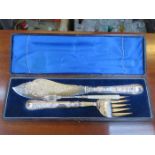 CASED SILVER PLATED FISH SERVERS AND SILVER COLOURED PICKLE FORK