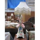 CONTINENTAL STYLE CERAMIC TABLE LAMP DEPICTING A VIOLINIST,