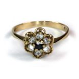 A 9ct yellow gold sapphire and white stones set daisy cluster ring (O).