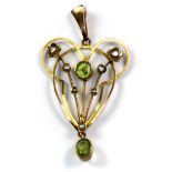 A pretty 9ct yellow gold (stamped 9ct) peridot and seed pearl pendant, L. 3.2cm.