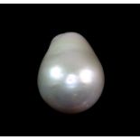 A lovely unmounted 25ct natural white pearl, L. 17cm.