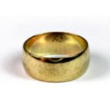 A 9ct yellow wedding band (O.5) (approx. 4.5gr).