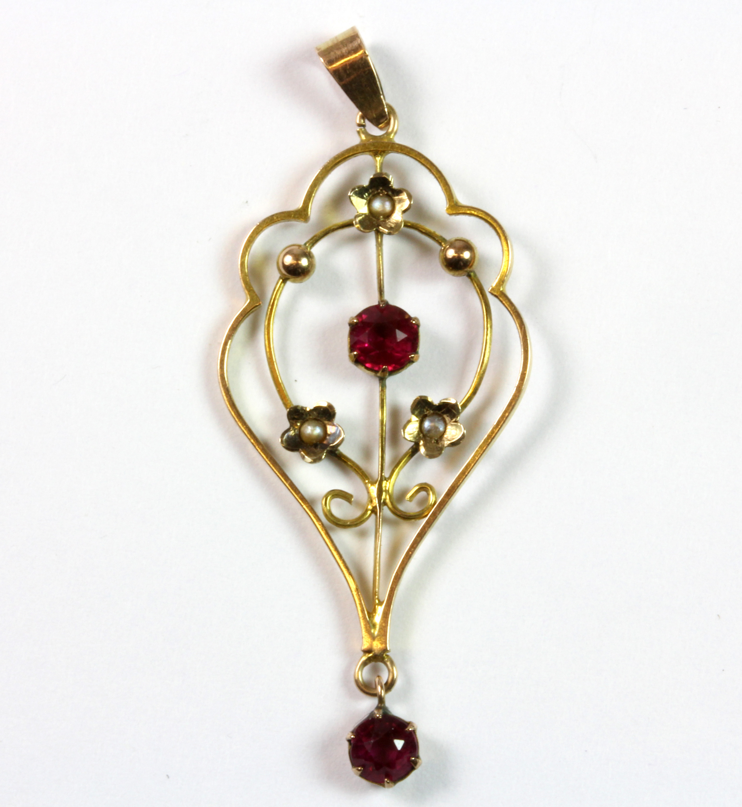 An Edwardian 9ct yellow gold (stamped 9ct) pendant set with seed pearls and tourmalines.
