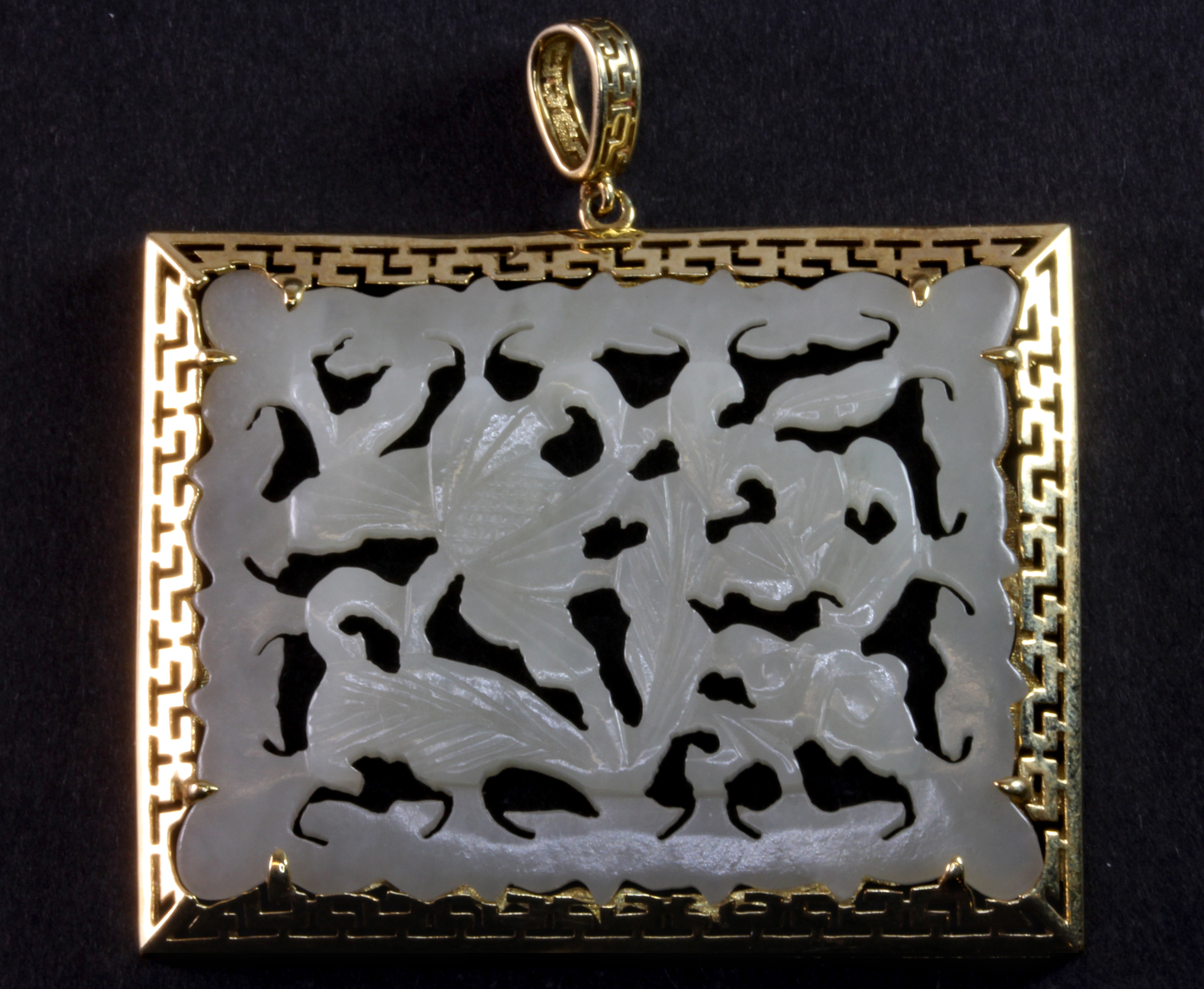 A stunning 18ct yellow gold (stamped 18ct) mounted pendant set with intricately carved Chinese