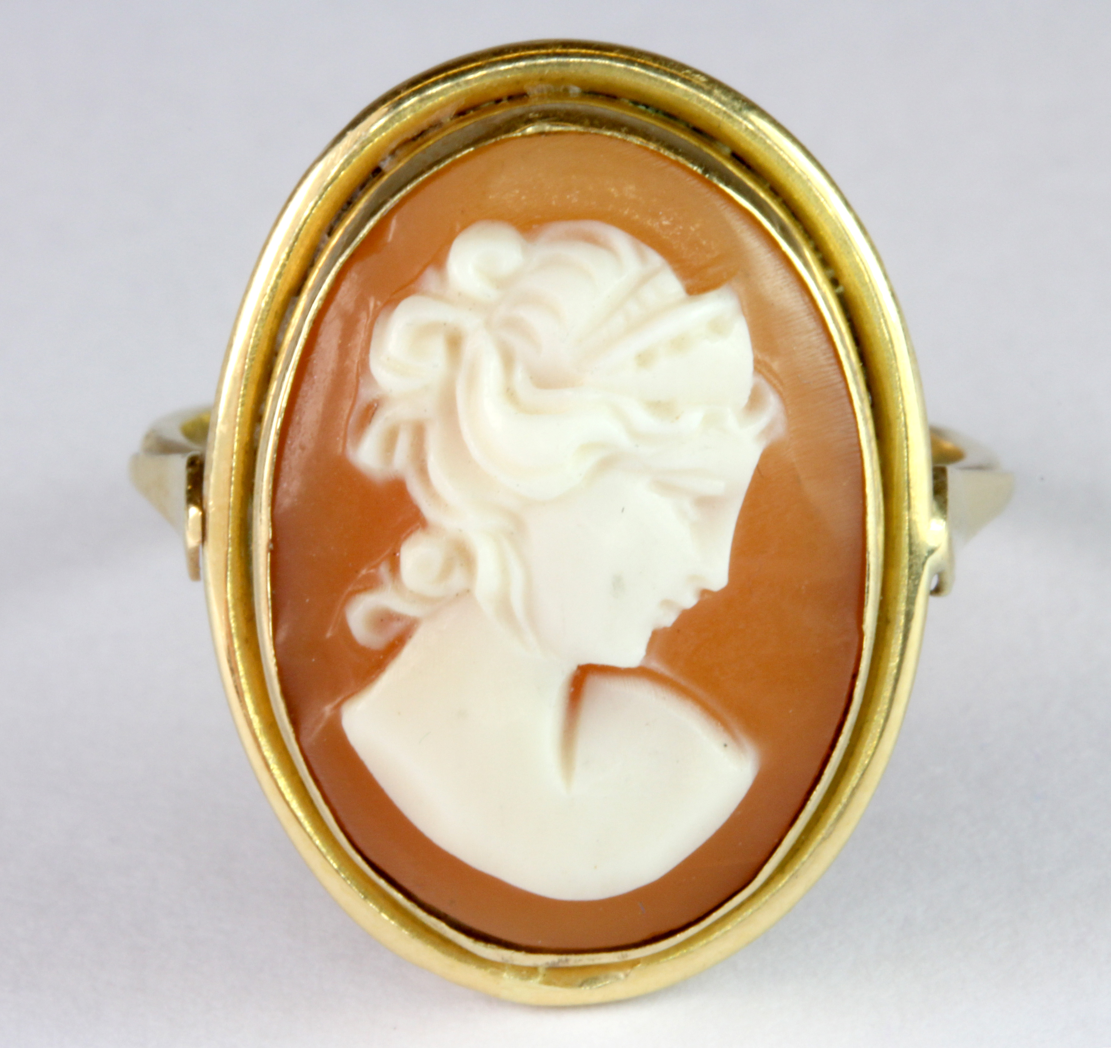 An 18ct gold (stamped 750) cameo ring (N.5).