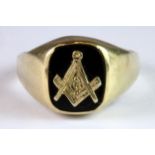 A gentleman's 9ct yellow gold (stamped 9ct) onyx set masonic signet ring (V.5).