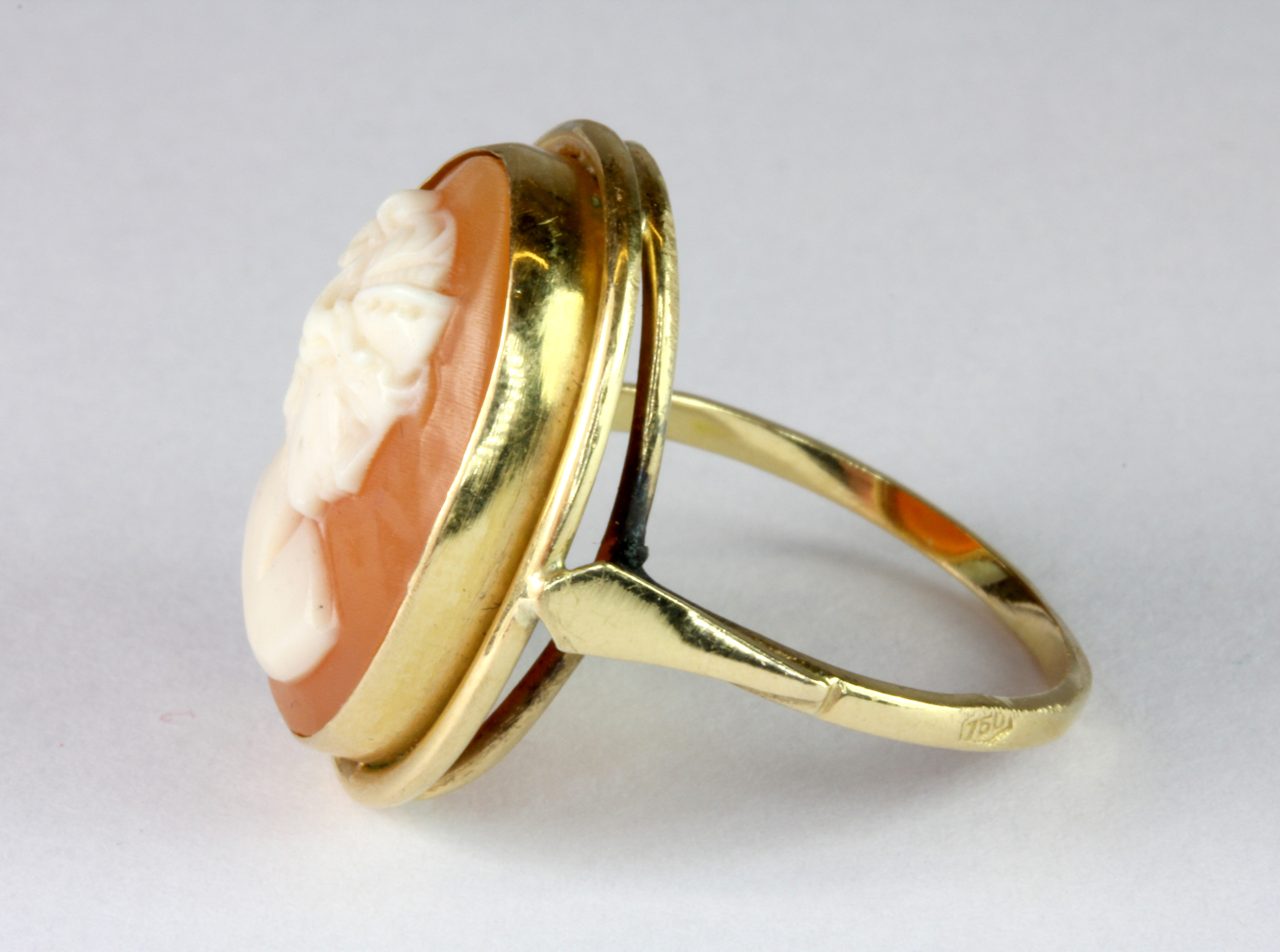 An 18ct gold (stamped 750) cameo ring (N.5). - Image 2 of 2