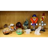 Two Murano glass clowns and other glass items.