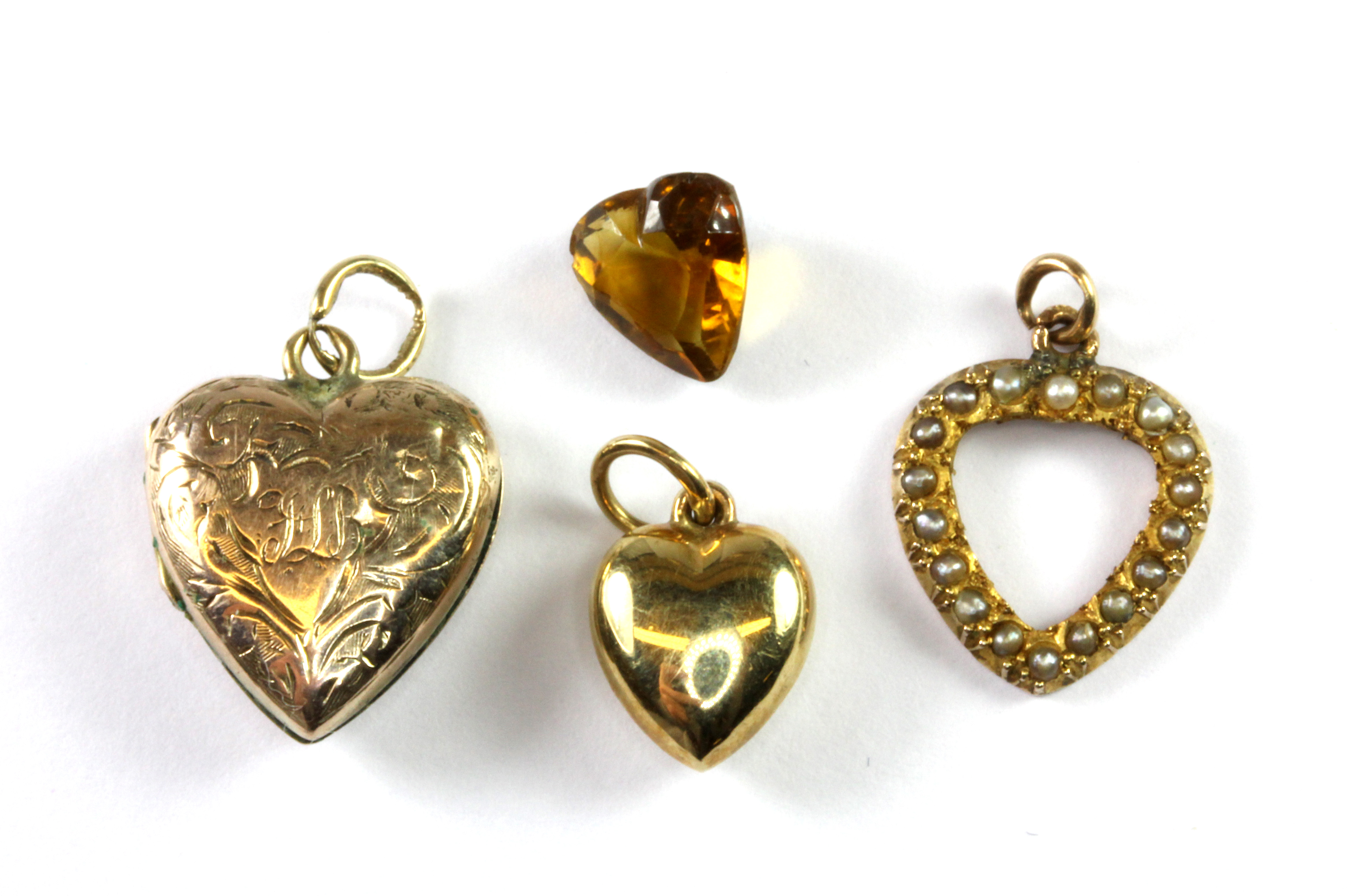 Three 9ct yellow gold heart shaped pendants (approx. 4.6gr).