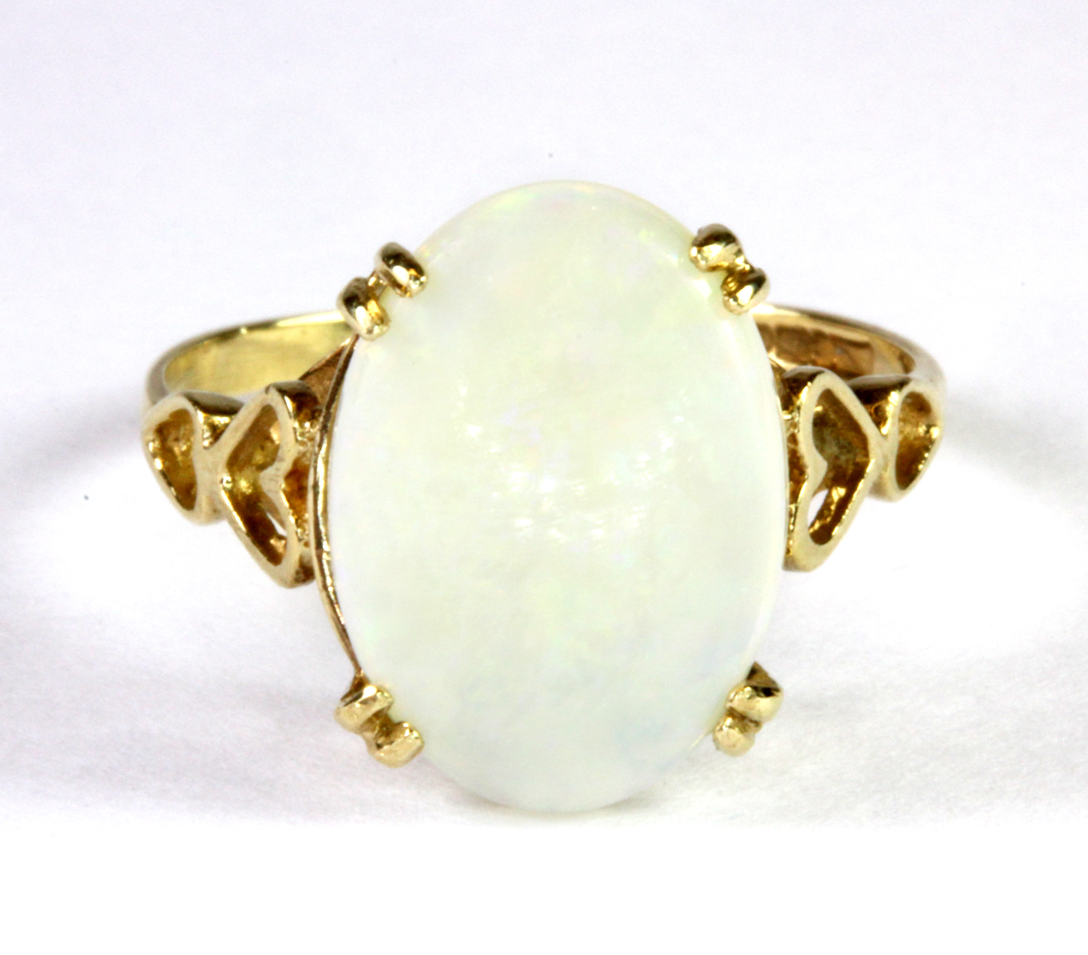 A 9ct yellow gold ring set with a cabochon cut opal (approx. 2.75ct opal) (N).