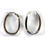 A pair of 9ct white gold (stamped 375) hoop earrings (approx. 1.8gr), L. 3cm.