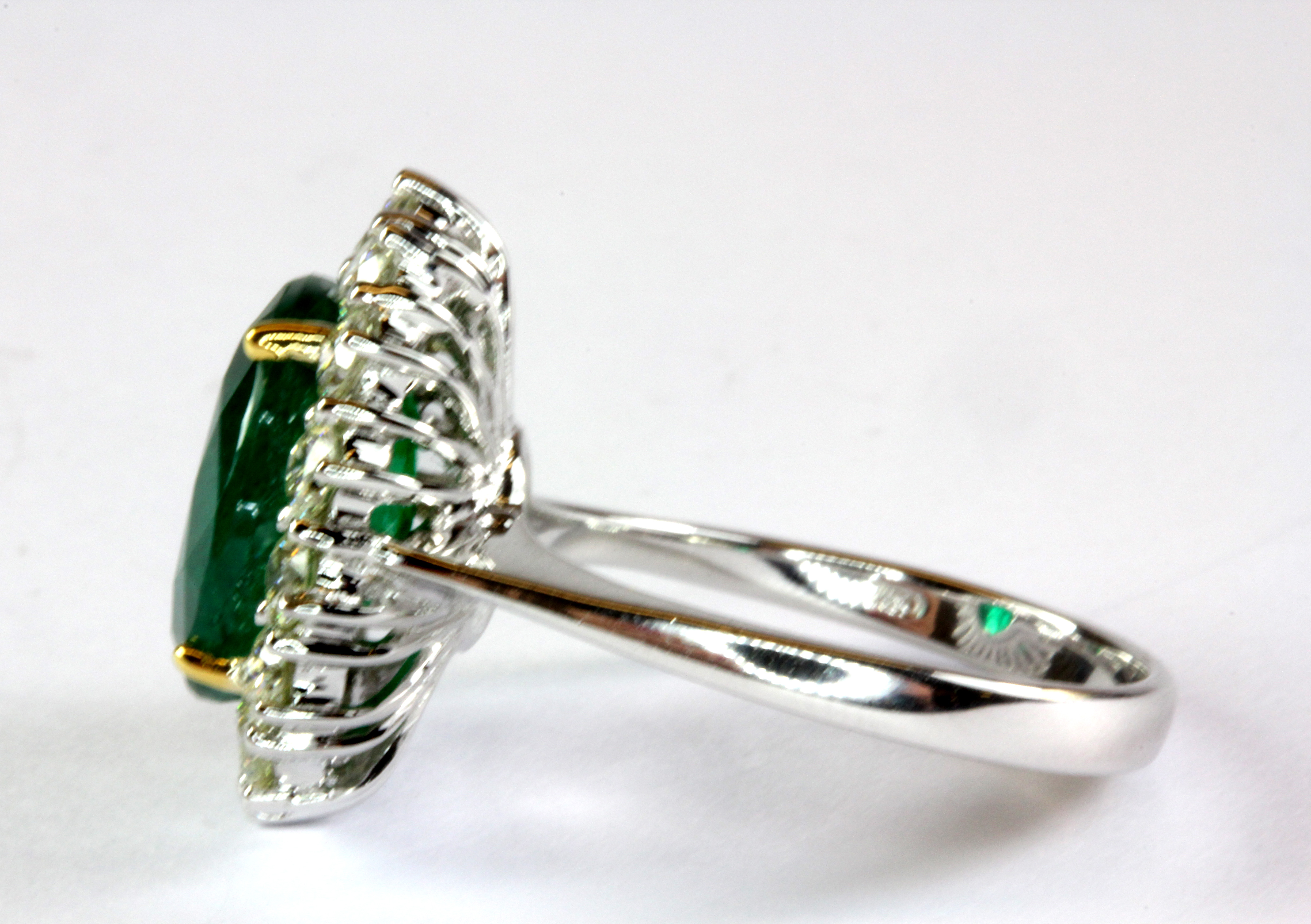 An 18ct white gold (stamped 750) ring set with an emerald (4.94ct) surrounded by diamonds (1.16ct)( - Image 2 of 2