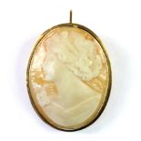 A 9ct yellow gold mounted (stamped 9k) cameo pendant / brooch, L. 3.9cm.